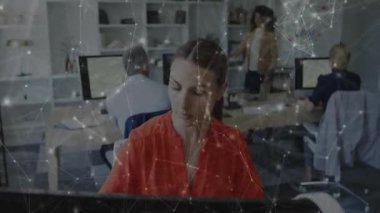 Çalışma ofisinde çalışan dört profesyonel çalışma masaları arasında animasyon ağ düğümleri oluşturuyorlar. İşbirliği, bağlantı, modern, çalışma alanı, teknoloji, takım çalışması, yenilik