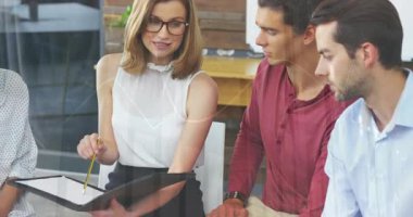 Takım modern iş toplantı odasında oturmuş, animasyon bar çizelgeleri ve yüzen veri simgelerini gösteriyor. İşbirliği, profesyonellik, çalışma alanı, yenilik, iletişim, takım çalışması, üretkenlik