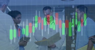 Hastane koridorundaki verileri inceleyen tıbbi ekip, şamdan şeması görselleştirmesini üstüste koyuyor. Sağlık, işbirliği, veri görselleştirme, analitik, profesyonellik, tıbbi personel, klinik