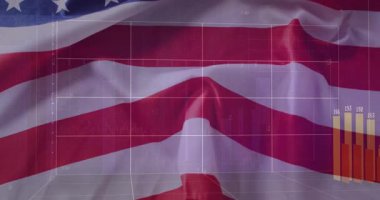 Çerçevede dalgalanan Amerikan bayrağı yükselen üç boyutlu çubuk çizelgeleri ve sayısal çizgi izlerini kapsıyor. Vatanseverlik, finans, veri görselleştirme, modern, dijital, ekonomi, analitik