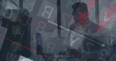 Modern veri analiz ofisinde dizüstü bilgisayarda yazan bir adam, dijital dünya haritasını bar çizelgeleriyle gösteriyor. Teknoloji, yenilik, veri, dijital, analiz, girişim, şirket