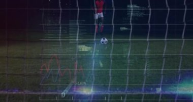 Erkek futbolcu sahada gol çizgisinin arkasında duruyor, grafikler ve spor analitik kodları gösteriyor. Sporcu, sporcu, minimalist, rekabetçi, açık hava, teknoloji, analiz