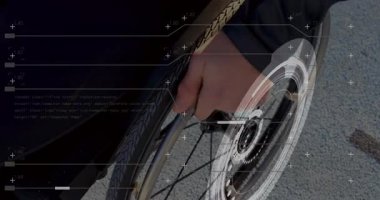 Tekerlekli sandalyeli adam, tıbbi teknisyen tanıtımında çembersel HUD artı ölçekli çizgiler sergiliyor. Yardımcı teknoloji, robotik, erişilebilirlik, yenilik, rehabilitasyon, dijital arayüz, fütüristik