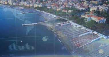 Sahil şeridi düz dizaynlı güneş şemsiyelerini ve dijital örtüleri sergiliyor. Sahil, eğlence, modern, mimari, turizm, açık hava, canlı