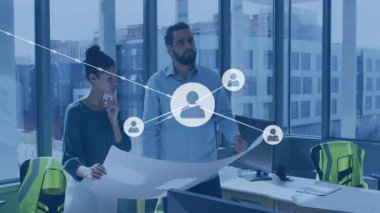 Ofiste, yüzen ağ simgelerini gösteren mimari planlar üzerinde çalışan iki erkek arkadaş. İşbirlikçi, takım çalışması, kentsel, profesyonel, modern, tasarım, yenilik