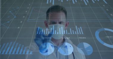 Klinikte maske takan erkek doktor, yüzen tıbbi çizelgeler ve grafikler arasında aşı şişesi sunuyor. Sağlık, teknoloji, yenilik, bilim, veri, araştırma, klinik