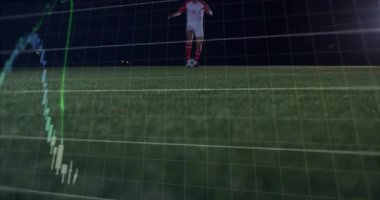 Erkek futbolcular geceleri çimlere top sürüyorlar, finans tablolarını örtüyorlar. Atletik, rekabet, strateji, veri analizi, açık hava, dinamik, yatırım