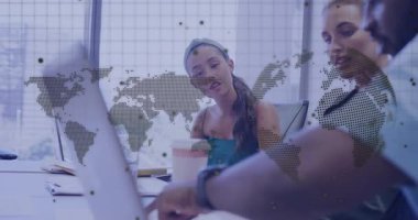 İş toplantılarında masanın etrafında iş birliği yapan meslektaşlar noktalı dünya haritası gösteriyorlar. Takım çalışması, yenilik, beyin fırtınası, profesyonellik, modernlik, iletişim, analitik