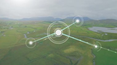 Sayısal ağ üç boyutlu olarak kırsal alanlarda parlayan çizgileri birbirine bağlayan dairesel düğümleri gösteriyor. İletişim, bağlantı, teknoloji, manzara, yenilik, kırsal, altyapı