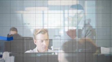 Modern ofisteki iş verilerini inceleyen ekip çizgi grafikleri ve sayısal göstergeleri gösteriyor. İşbirliği, analitik, yenilik, şirket, fütüristik, strateji, üretkenlik