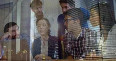 Proje yöneticisi, iş ofisindeki dizüstü bilgisayarın etrafında, animasyon veri grafikleriyle rehberlik ediyor. İşbirliği, takım çalışması, şirket, brifing, tartışma, modern, profesyonel
