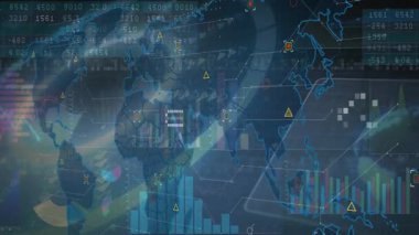 dijital dünya haritası arayüzü, çubuk çizelgelerinin yer aldığı karanlık ızgara üzerinde veri örtülerini gösterir. Analizler, siber güvenlik, veri görselleştirme, fütürizm, teknoloji, zeka, dijital arayüz