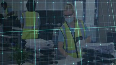 İşçiler iş deposunda kağıtları düzenliyor, şeffaf şebekeler ve animasyon çizelgeleri gösteriyor. Sanayi, takım çalışması, organizasyon, üretkenlik, güvenlik, lojistik, işbirliği