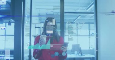 Kahve fincanı tutan ve modern teknoloji ofisinde akıllı telefon kullanan bir kadın animasyon veri grafikleri gösteriyor. Teknoloji, işbirliği, üretkenlik, yenilik, çalışma alanı, dijital, çağdaş