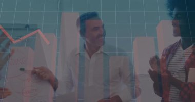 İş adamı konferans odasında kağıtları sunuyor, çizgi ve çizgi üzerinde animasyon çizelgeleri gösteriyor. Profesyonel, takım çalışması, yenilik, strateji, veri, analiz, liderlik