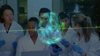 Bilim adamları araştırma laboratuarındaki verileri holografik küre örtüsü ve test tüpleriyle analiz ediyorlar. Araştırma, işbirliği, yenilik, gelecek, teknoloji, keşif, ilerleme