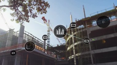 Veri ağını birbirine bağlayan dijital simgeler olarak vinç ve yapı iskelesi ile beton bina yükseliyor. İnşaat, mühendislik, geliştirme, altyapı, teknoloji, yenilik, kentsel