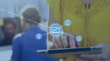 Tablet tutan sarı gömlekli bir adam teknolojik çalışma alanındaki animasyon ağ simgeleriyle etkileşime geçiyor. İşbirliği, bağlantı, dijital, yenilik, profesyonel, modern, iletişim