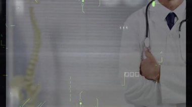 Stüdyoda duran erkek doktor, yüzen kodlar ve stetoskopla sağlık arayüzü sergiliyor. Tıbbi, sağlık, profesyonel, teletıp, teknoloji, yenilik, teşhis