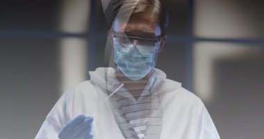 Laboratuvarda steril bez tutan bilim adamı biyoteknoloji slaytları için DNA sarmalı çizelgesi hazırlıyor. Bilim, araştırma, biyoteknoloji, yenilik, sağlık, kesinlik, tıbbi