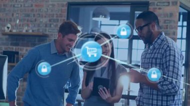 Takım üyeleri e-ticaret verilerini inceliyor, alışveriş arabalarını ve asma kilit simgelerini vurguluyor. İşbirliği, takım çalışması, teknoloji, yenilik, çalışma alanı, iletişim, modern