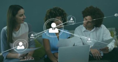 İş arkadaşları iş projesinde çalışırken, kullanıcı avatarlarını kanepenin üzerine bağlayan simgeler parlıyor. İşbirliği, takım çalışması, iletişim, yenilik, dijital, modern, profesyonel