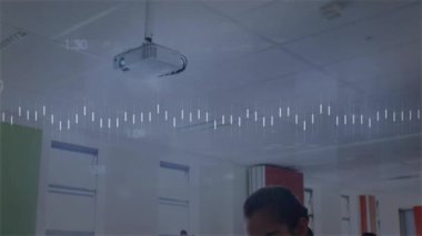 Eğitim sahnesinde tablet okuyan genç kız, canlandırılmış grafik simgeleri ve ilerleme çubukları gösteriyor. Sınıf, eğitim, öğrenim, modern, öğrenim, teknoloji, akademik