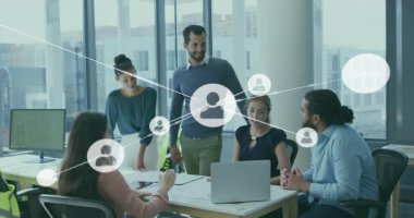 Ofisteki iş toplantısı masası etrafında işbirliği yapan takım, kullanıcı simgeleri ve ağ hatlarını örtüyor. Yenilik, takım çalışması, profesyonellik, modernlik, başlangıç, bağlantı, çalışma alanı