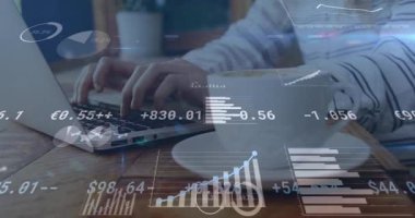 Veri analisti elinde kahve fincanı olan dizüstü bilgisayarda çalışıyor ve finansal tabloları düz dizaynla örtüyor. Teknoloji, çalışma alanı, modern, üretkenlik, analitik, iş dünyası, dijital