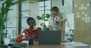 İş yerinde dizüstü bilgisayarla çalışan iki kadın, ağ ve çizelgeler ile birlikte. İşbirliği, takım çalışması, yenilik, modernlik, profesyonel iletişim, teknoloji