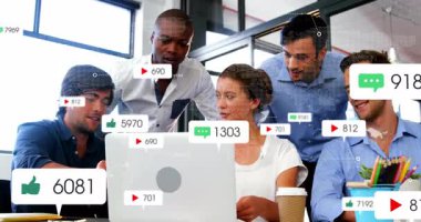 Pazarlama ekibi üyeleri akıllı telefonlu dizüstü bilgisayardaki animasyon sosyal medya nişan istatistiklerini inceliyor. İşbirliği, takım çalışması, modern, yenilikçi, üretkenlik, dijital, başlangıç