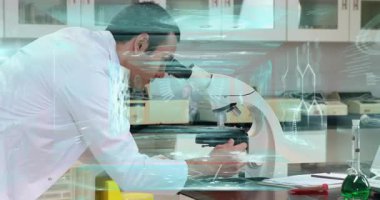 Bilim laboratuarında mikroskoba yaslanmış bilim adamları holografik moleküler yapıyı ve grafikleri inceliyor. Araştırma, yenilik, teknoloji, eğitim, fütüristik, kimya, biyomedikal