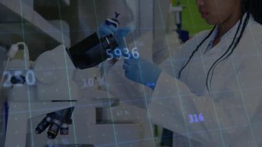 Bilim adamının laboratuvar bankında pipetle sıvı transferi yapması holografik veri örtüşmesi gösteriyor. Araştırma, yenilik, teknoloji, kesinlik, sağlık, analiz, modern