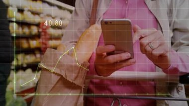 Süpermarket koridorunda akıllı telefon ve market poşeti tutan kadın perakende satış verilerini takip ediyor. Analizler, teknoloji, perakende, alışveriş, trend, modern ve tüketici