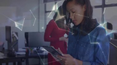 Teknoloji ofisindeki tabletle etkileşime giren kadın holografik küreyi ve ağ grafiklerini gösteriyor. Gelecekçi, yenilikçi, teknoloji, dijital, bağlantı, çalışma alanı, profesyonel