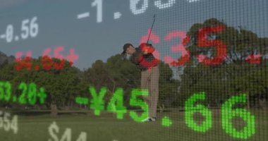 Golf sahasında golf oynayan erkek golfçü, kırmızı yeşil finansal grafikleri hisse senedi rakamlarıyla örtüyor. Atletik, manzara, finans, teknoloji, açık hava, hassasiyet, strateji