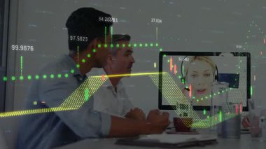 Masa etrafında işbirliği yapan beş profesyonel, borsa grafikleri ve sayısal değerleri örtüyor. Şirket, takım çalışması, yenilik, veri, iletişim, modern, teknoloji