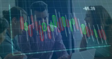 Ofiste dizüstü bilgisayara yaslanmış dört analist, üst üste konmuş finans şamdanı tablosuna bakıyor. Finansal, takım çalışması, analiz, veri, modern, işbirliği, profesyonel