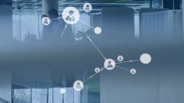 İş yerinde parmaklıklara yaslanan iki meslektaş, dijital takım çalışması için ağ düğümleri sergiliyorlar. İşbirliği, takım çalışması, modern, profesyonel, iletişim, yenilik, bağlantı