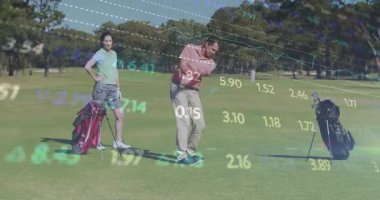 Kadın ve erkek golf sahasında yüzen finans grafikleri ve çizgileriyle golf sopalarını sallıyor. Lüks, boş zaman, açık hava, sofistike, performans, zarafet, sükunet