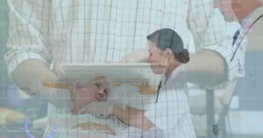 Kadın doktor, hastanın üzerine eğilip steteskopu yüzen sağlık raporlarına yerleştiriyor. Tıbbi, sağlık, profesyonellik, teşhis, sağlık, klinik, teknoloji