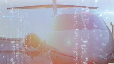 Düz 3D çizim, özel jet burun ve motorun güneş ışığı altında parladığını gösteriyor, veri yansımaları da var. Lüks, havacılık, gösterişli, metalik, yüksek teknoloji, ulaşım, aerodinamik