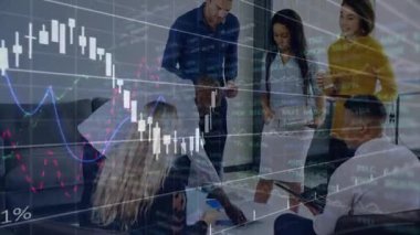 Toplantı masasının etrafında yüzen stok grafikleri gösteren altı profesyonelden oluşan bir grup. İşbirliği, takım çalışması, analitik, iş, finans, veri görselleştirme, modern