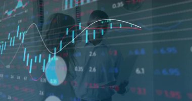 İş verileri şeffaf tablet üzerinde, yüzen şamdan çizelgeleri ve çizgi grafikleriyle görselleştiriliyor. Teknoloji, finans, analitik, yenilik, işbirliği, modernlik, fütürizm