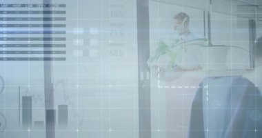 Tablet tutan bir iş adamı, cam duvarların önünden geçen kahve fincanı animasyon teknoloji veri tabloları gösteriyor. Teknoloji, yenilik, modernlik, üretkenlik, şirket, çalışma alanı, analitik