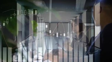 Ofis ekibi finans işyerindeki belgeleri inceliyor, yüzen şamdanlarla ve çizelgelerle. İşbirliği, takım çalışması, üretkenlik, modern, profesyonel, dijital, işletme