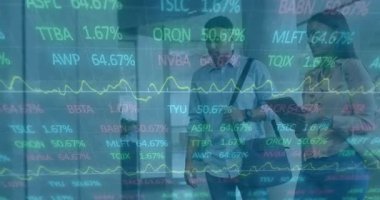 Şirket koridorunda yürüyen iki profesyonel hisse senedi senetleri, yüzdeler ve çizgiler gösteriyor. İş, işbirliği, yenilik, finans, analitik, modern, profesyonel