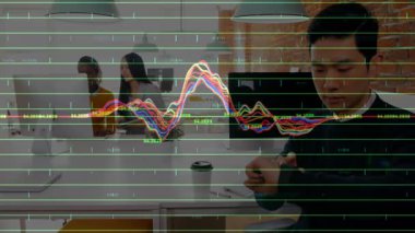 Kadınlar, pazarlama verilerini çizgi grafiğiyle analiz ederken, erkek ofiste akıllı bakışları kontrol ediyor. Teknoloji, işbirliği, modern, çalışma alanı, analitik, dijital, takım çalışması