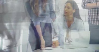 İş ofisindeki toplantı masasında işbirliği yapan takımlar animasyon çizelgeleri ve simgeler sergiliyorlar. İşbirliği, takım çalışması, modernlik, şirket, beyin fırtınası, yenilik, verimlilik