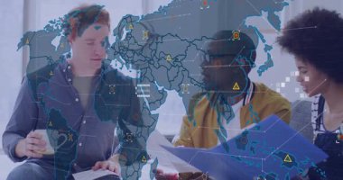 Teknoloji toplantısında kanepede oturan dört profesyonel, yüzen dünya haritasıyla belgeleri gözden geçiriyorlar. İşbirliği, takım çalışması, analitik, yenilik, modern, bağlantı, dijital